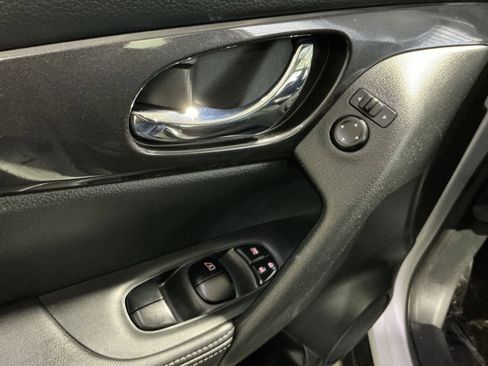 Used 2018 Nissan Rogue S image 23