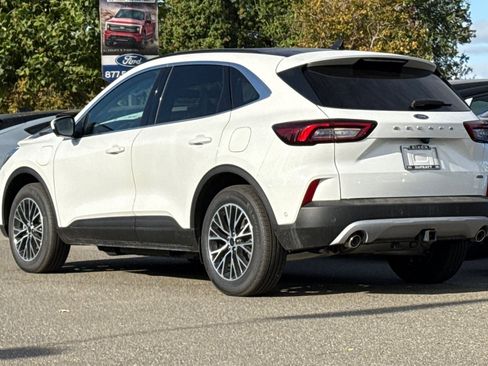 Used 2024 Ford Escape SE w/ PHEV Premium Package image 6