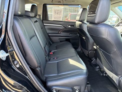 Used 2018 Toyota Highlander Limited Platinum image 12