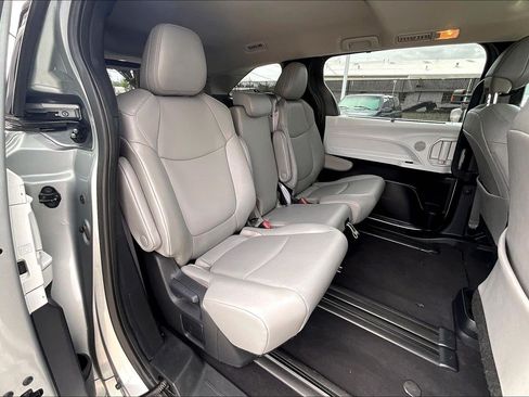 Used 2025 Toyota Sienna XLE FWD image 32
