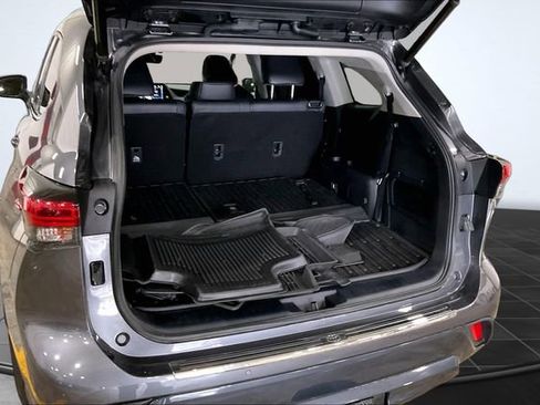 Used 2021 Toyota Highlander Limited image 6