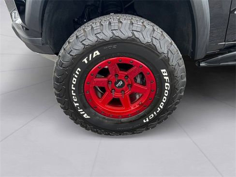 Used 2025 Chevrolet Colorado ZR2 w/ Technology Package image 9