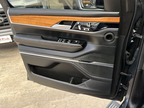 Used 2023 Jeep Grand Wagoneer Series III AWD/4WD image 26