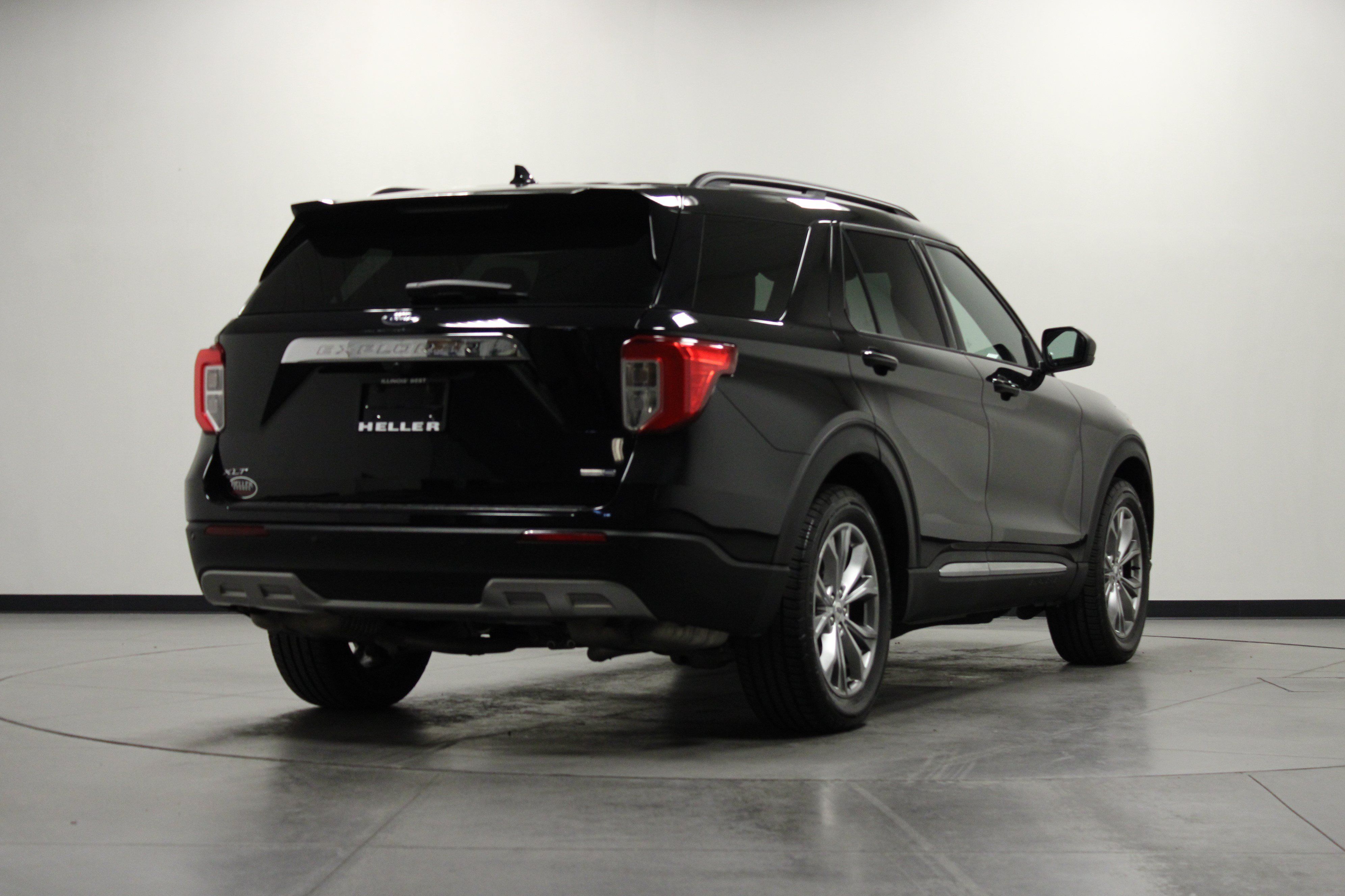 Used 2020 Ford Explorer XLT w/ Equipment Group 202A AWD/4WD image 4