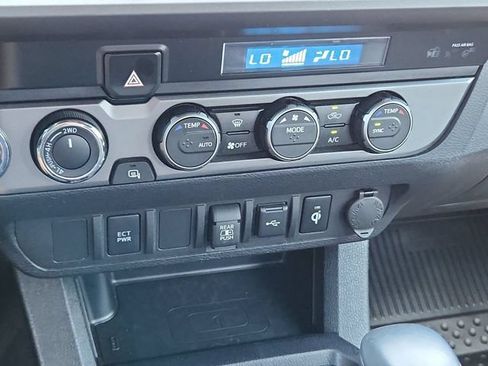 Used 2022 Toyota Tacoma TRD Off-Road AWD/4WD image 12