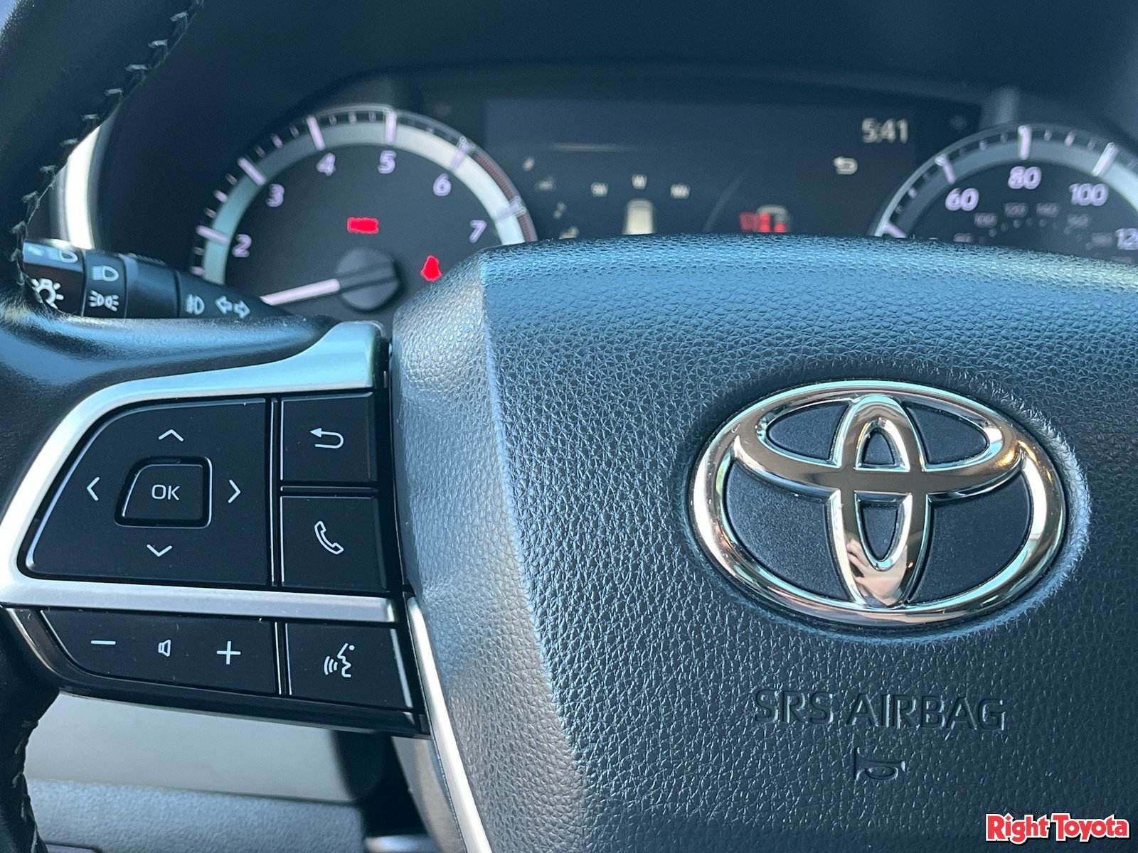 Used 2023 Toyota Highlander XLE FWD image 23