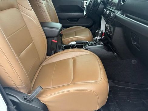 Used 2020 Jeep Wrangler Unlimited Sahara w/ Uconnect 4C Nav & Sound Group AWD/4WD image 18