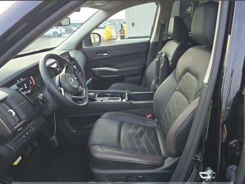 Certified 2024 Nissan Pathfinder Platinum w/ Cargo Package image 4