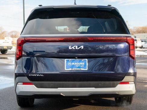 Used 2025 Kia Carnival EX image 7