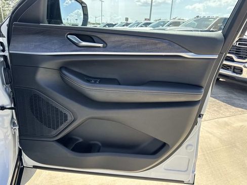 Used 2025 Jeep Grand Cherokee L Limited w/ Luxury Tech Group II RWD image 19