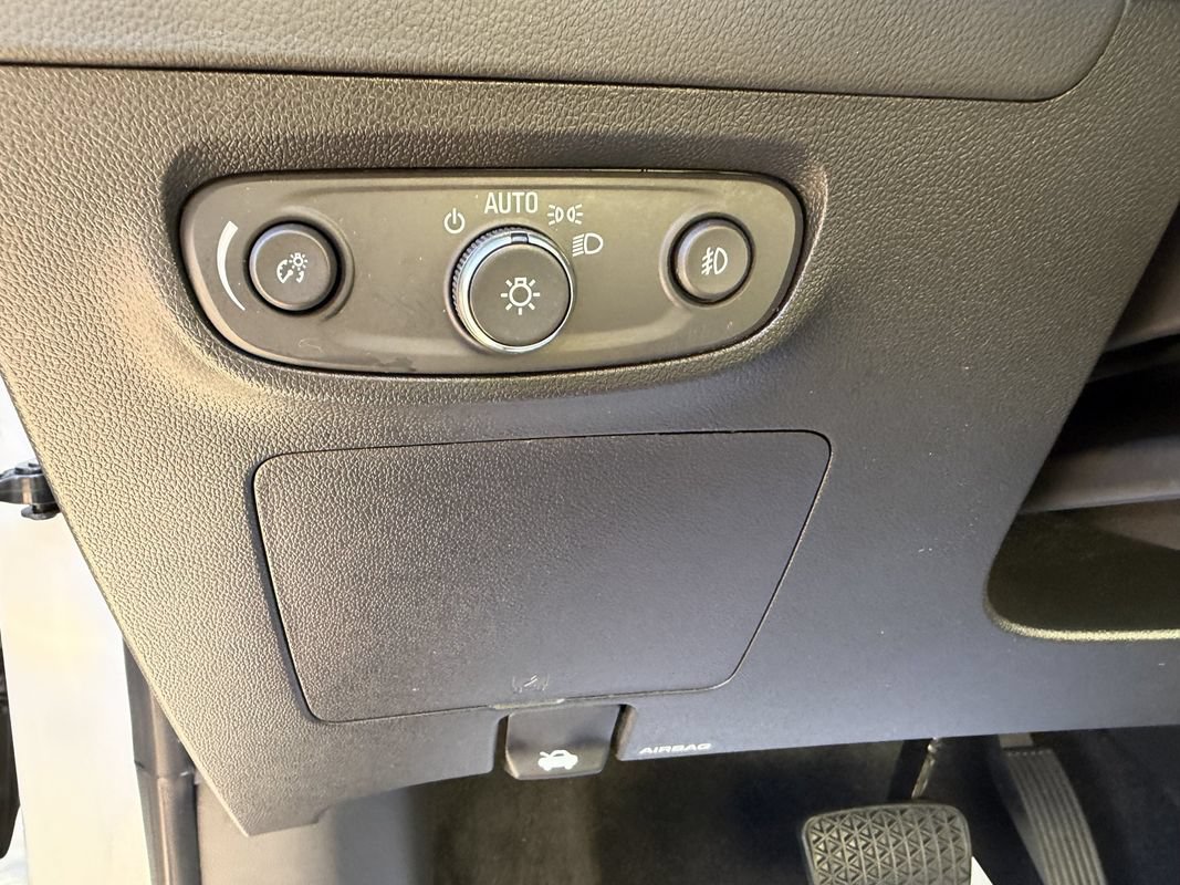 Used 2023 Buick Encore GX Essence w/ Experience Buick Package FWD image 12