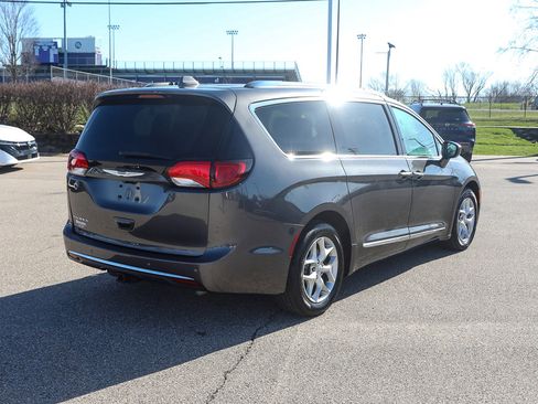 Used 2019 Chrysler Pacifica Touring-L Plus image 6