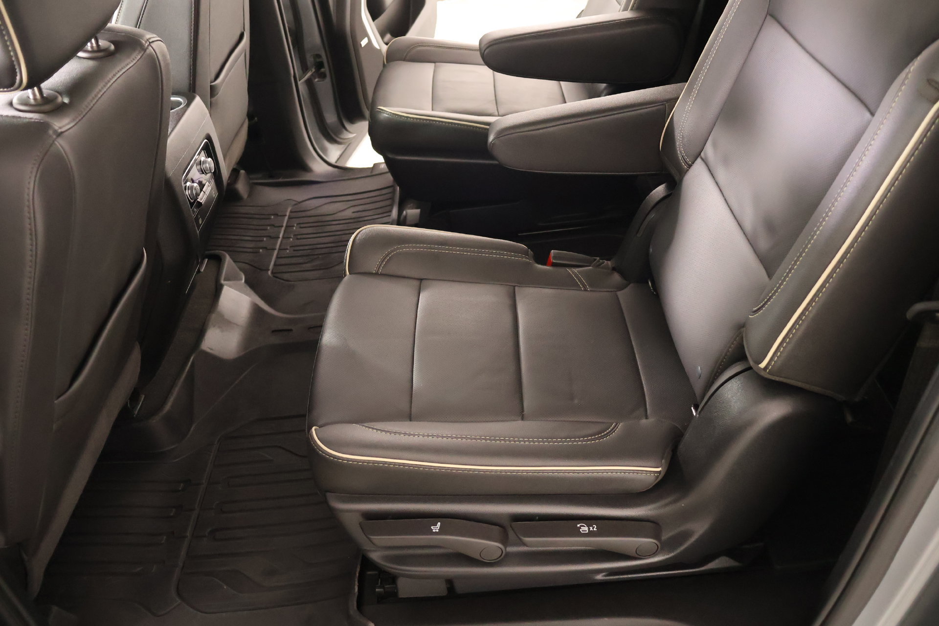 Used 2024 GMC Yukon XL SLT w/ SLT Luxury Package RWD image 13