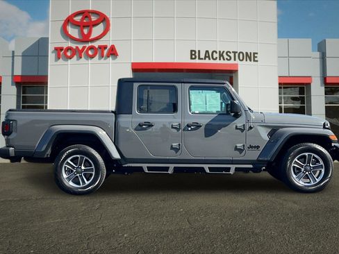 Used 2021 Jeep Gladiator Sport AWD/4WD image 2