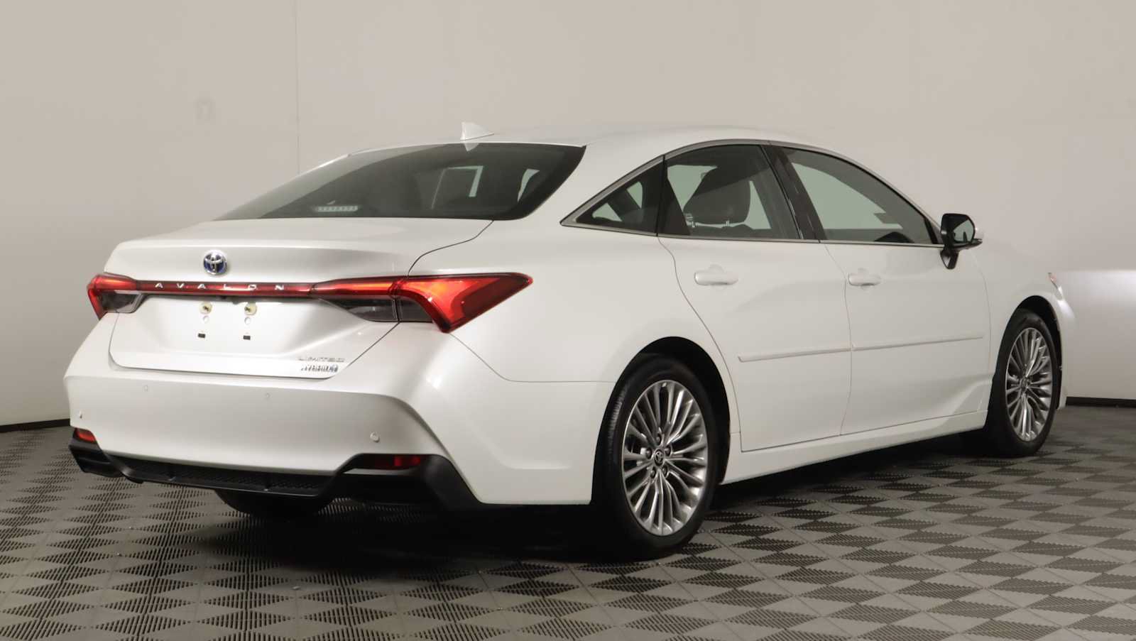 Used 2022 Toyota Avalon Limited w/ Advanced Safety Package FWD image 6