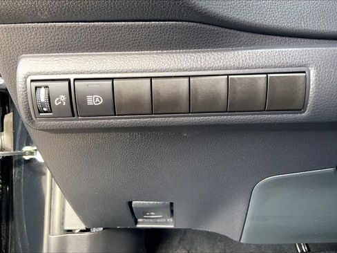 Used 2025 Toyota Corolla LE image 32