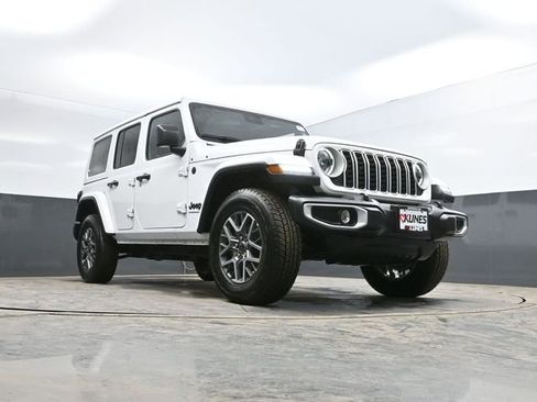 Used 2025 Jeep Wrangler Sahara image 47