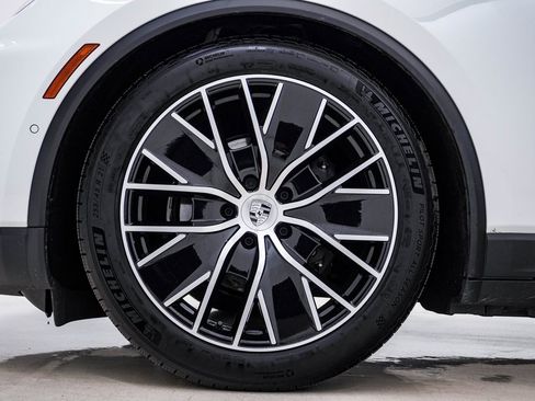 Certified 2025 Porsche Macan Electric image 13