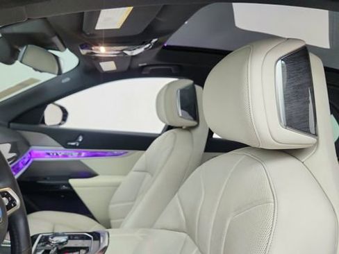 Used 2023 BMW 740i w/ Parking Assistance Package image 32