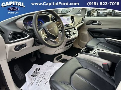 Used 2024 Chrysler Pacifica Touring-L image 18