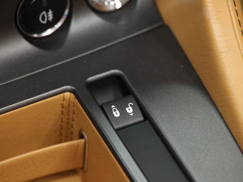 Used 2012 Aston Martin V8 Vantage Roadster RWD image 40