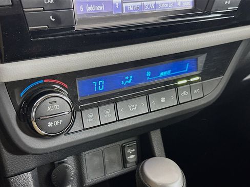 Used 2014 Toyota Corolla LE image 23