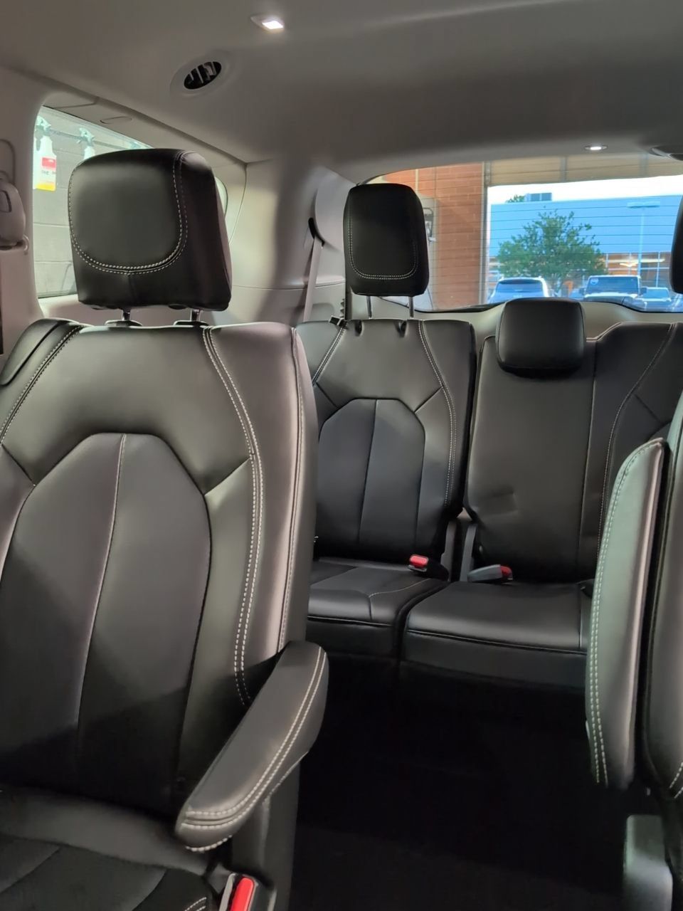 Used 2023 Chrysler Pacifica Touring-L FWD image 17