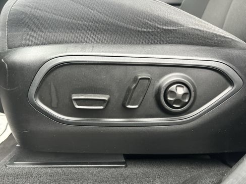 Used 2023 Jeep Grand Cherokee L Laredo image 16