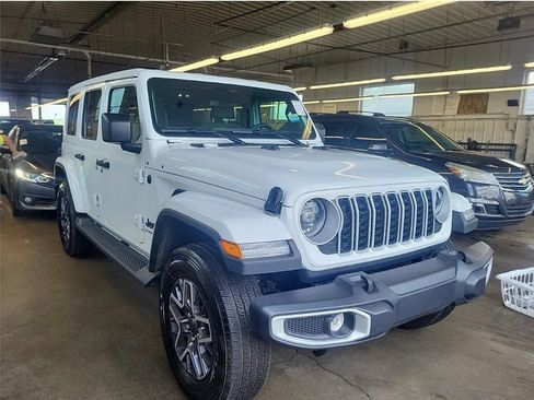 Used 2026 Jeep Wrangler Unlimited Sahara AWD/4WD image 5