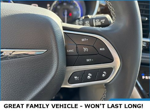 Used 2023 Chrysler Pacifica Limited image 9