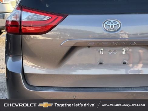 Used 2018 Toyota Sienna XLE w/ XLE Navigation Package FWD image 6