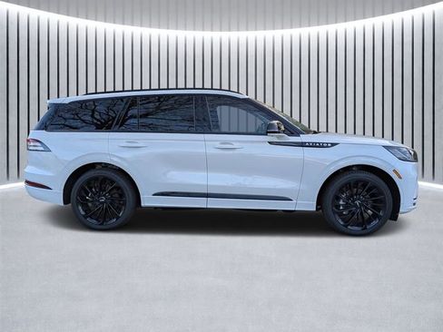 New 2025 Lincoln Aviator Reserve w/ Luxury Package image 2