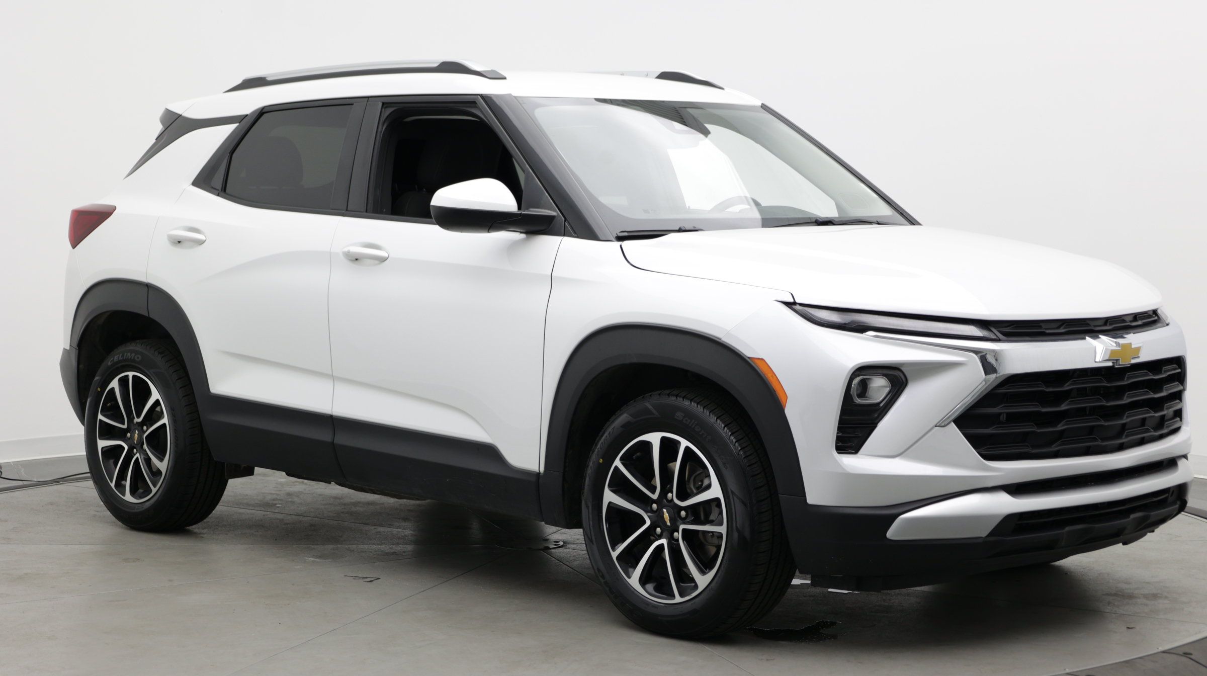 Used 2024 Chevrolet TrailBlazer LT w/ LT Cold Weather Package FWD image 3