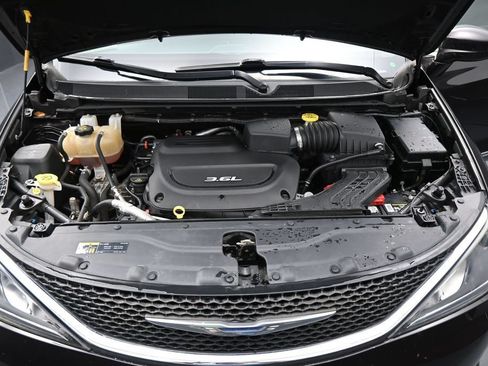 Used 2018 Chrysler Pacifica Touring-L FWD image 29