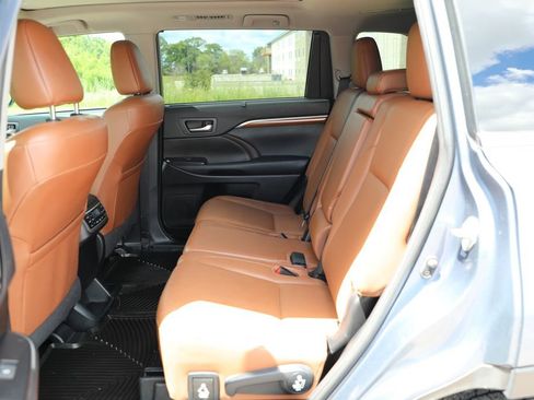 Used 2019 Toyota Highlander Limited Platinum w/ Carpet Mat Package (TMS) AWD/4WD image 12