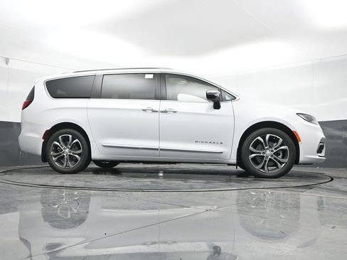 New 2026 Chrysler Pacifica Pinnacle w/ Trailer Tow Group AWD/4WD image 42