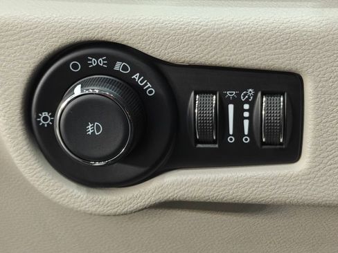 Used 2024 Chrysler Pacifica Touring-L image 48