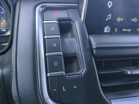 Used 2022 Chevrolet Tahoe Z71 w/ Luxury Package AWD/4WD image 16