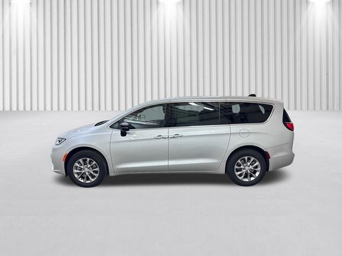 New 2026 Chrysler Pacifica Select image 8