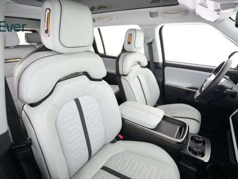 Used 2024 Rivian R1S Adventure image 22