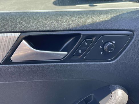 Used 2017 Volkswagen Jetta SE image 16