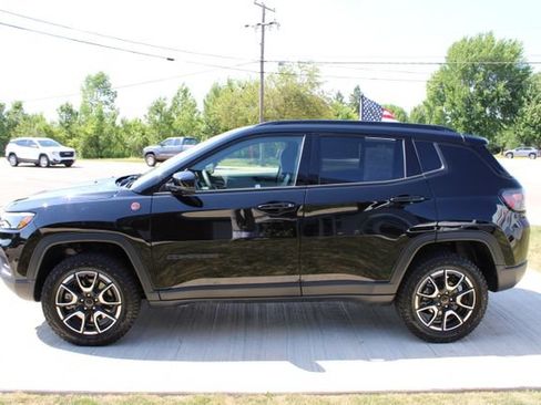 Used 2025 Jeep Compass Trailhawk w/ Trailhawk Elite Group AWD/4WD image 33