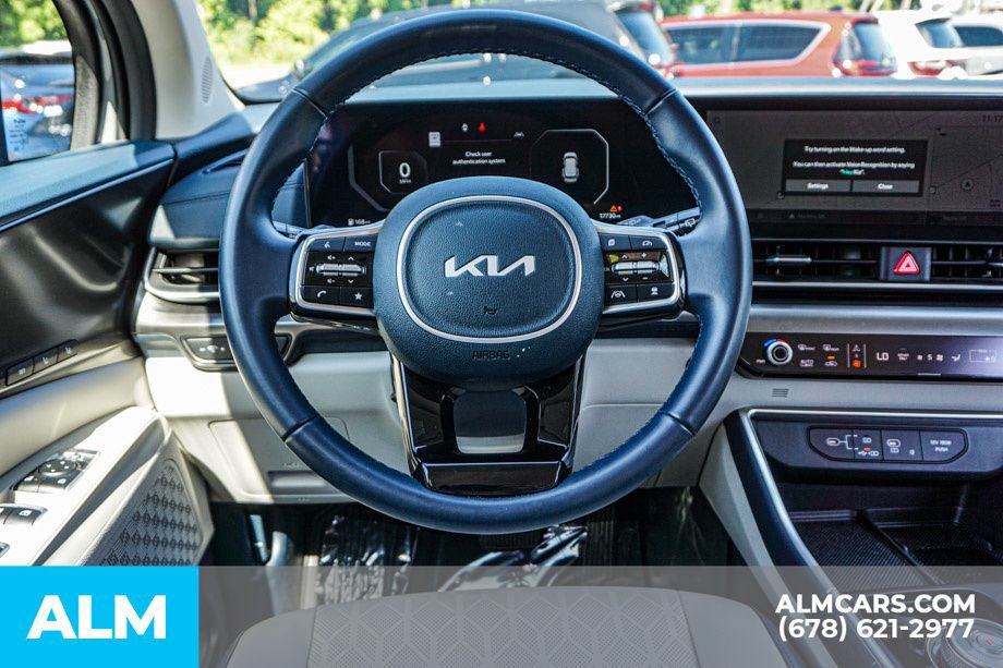 Used 2025 Kia Carnival SX w/ SX Dark Edition Package FWD image 29