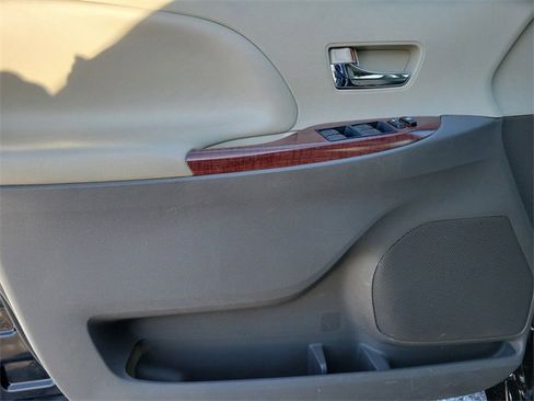 Used 2014 Toyota Sienna XLE image 8