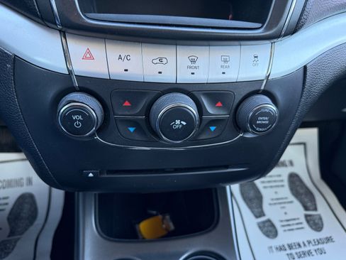 Used 2019 Dodge Journey SE image 14