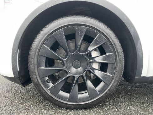 Used 2022 Tesla Model Y Long Range image 9