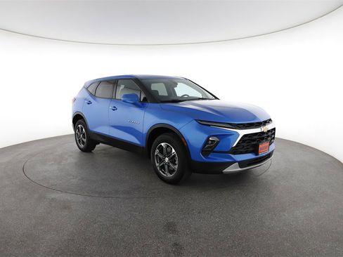 Used 2025 Chevrolet Blazer LT image 2