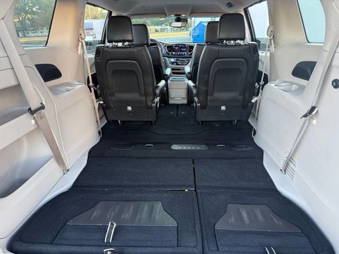 Used 2023 Chrysler Pacifica Touring-L image 33