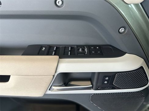 Used 2023 Land Rover Defender 110 SE image 14