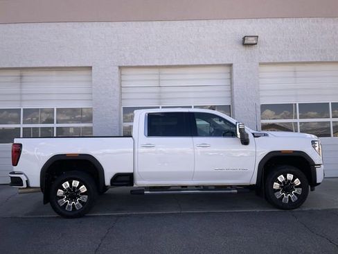 Used 2025 GMC Sierra 3500 Denali w/ Denali Reserve Package AWD/4WD image 1